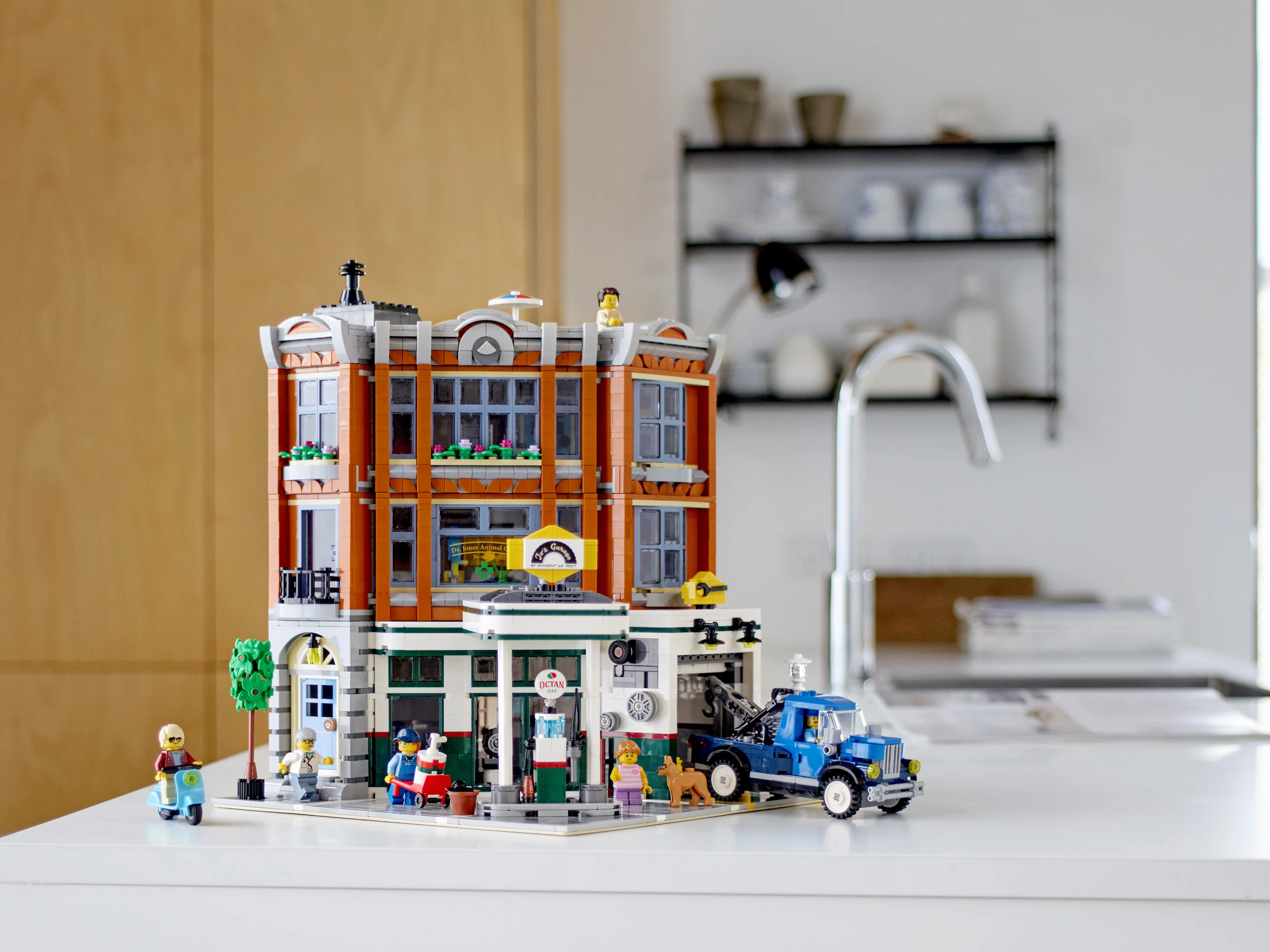 Corner Garage - Image 14