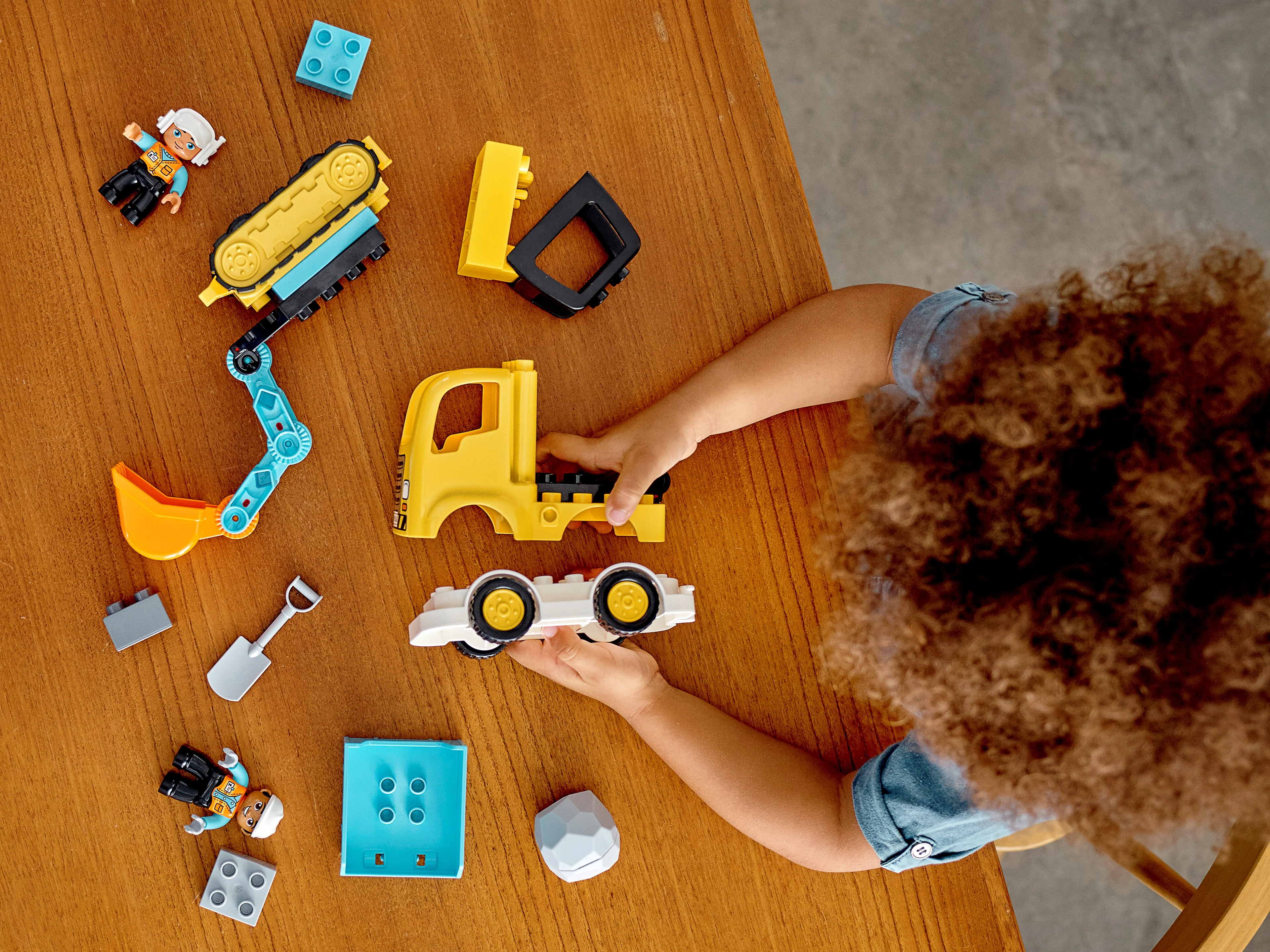 Truck & Tracked Excavator - Image 7