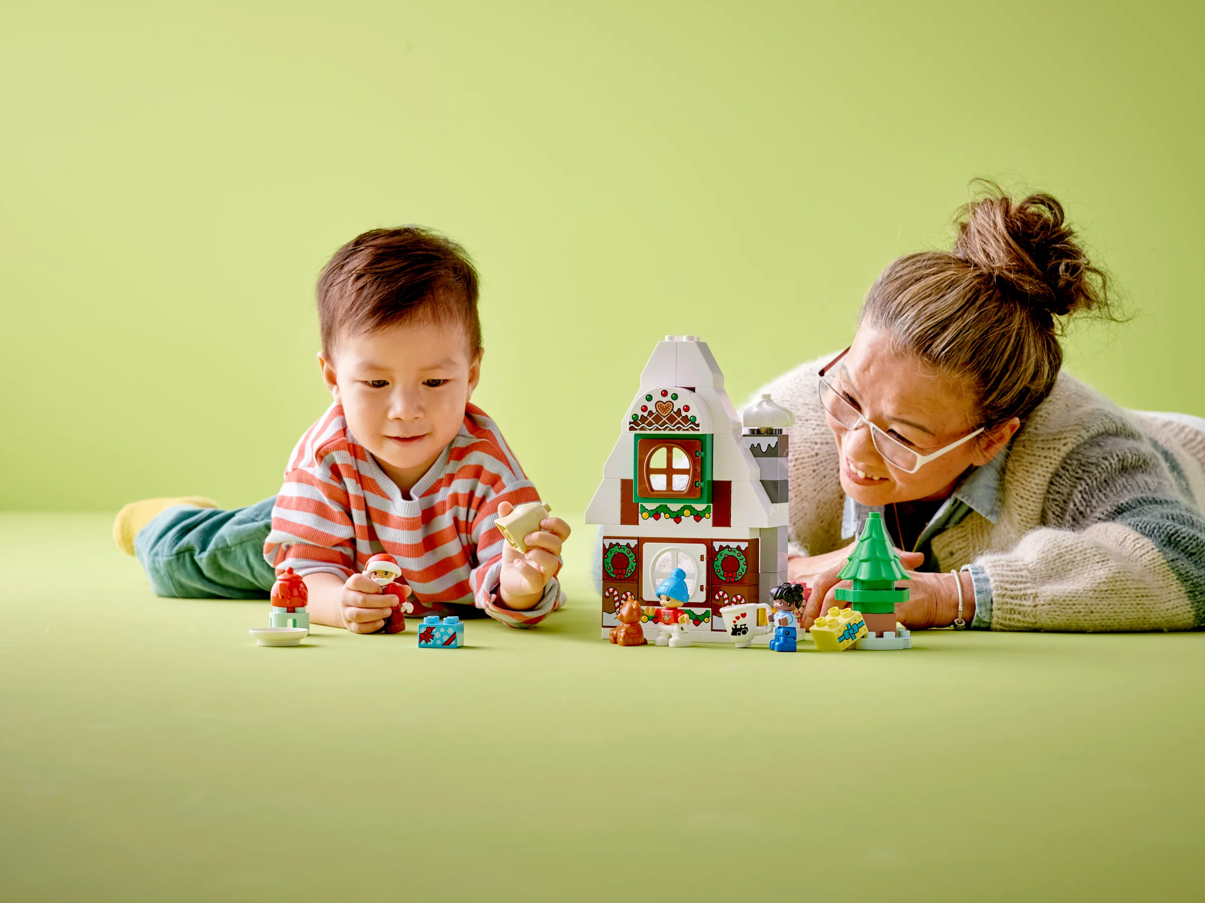 Santa's Gingerbread House - Image 9
