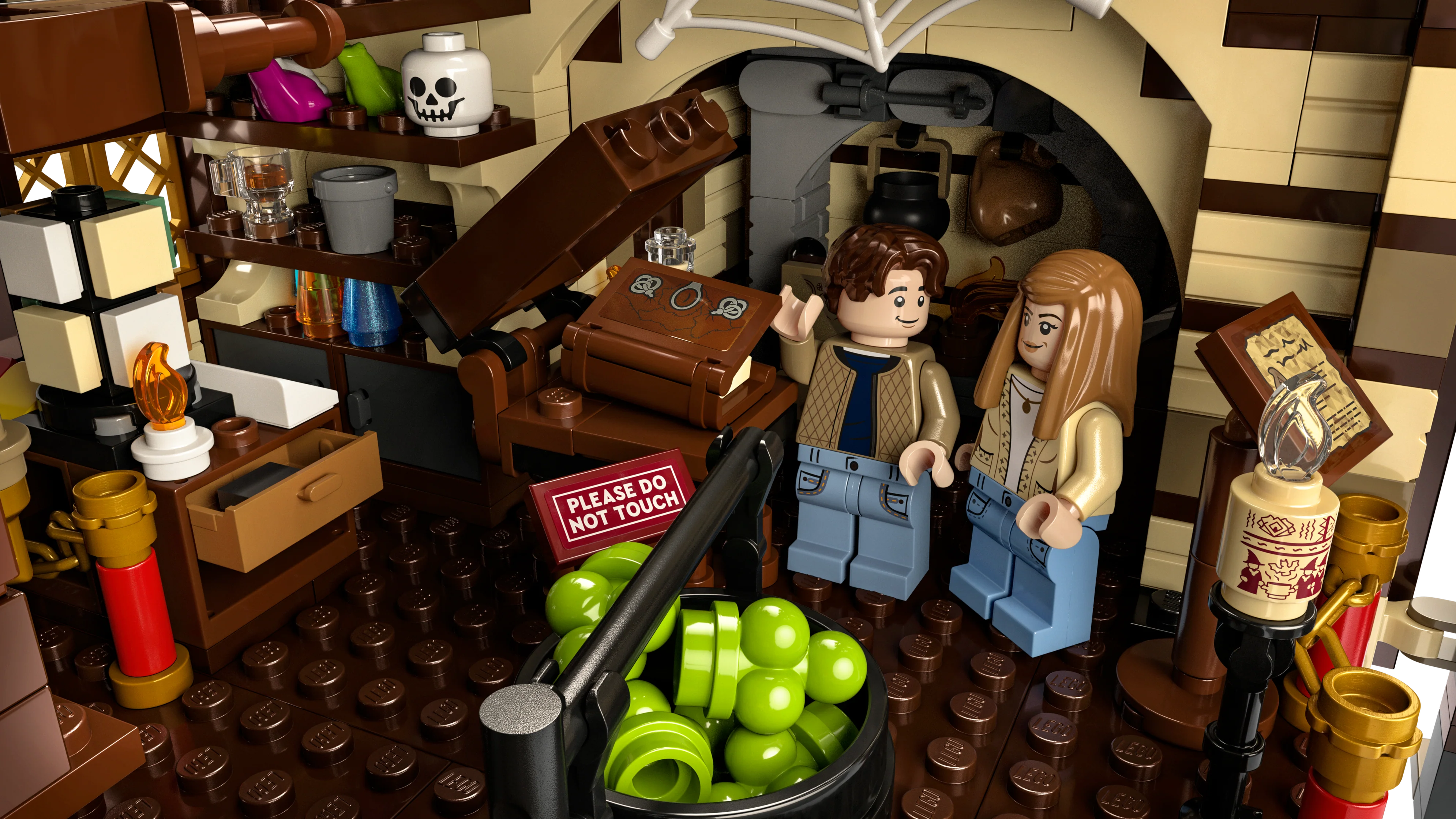 Disney Hocus Pocus: The Sanderson Sisters' Cottage - Image 8