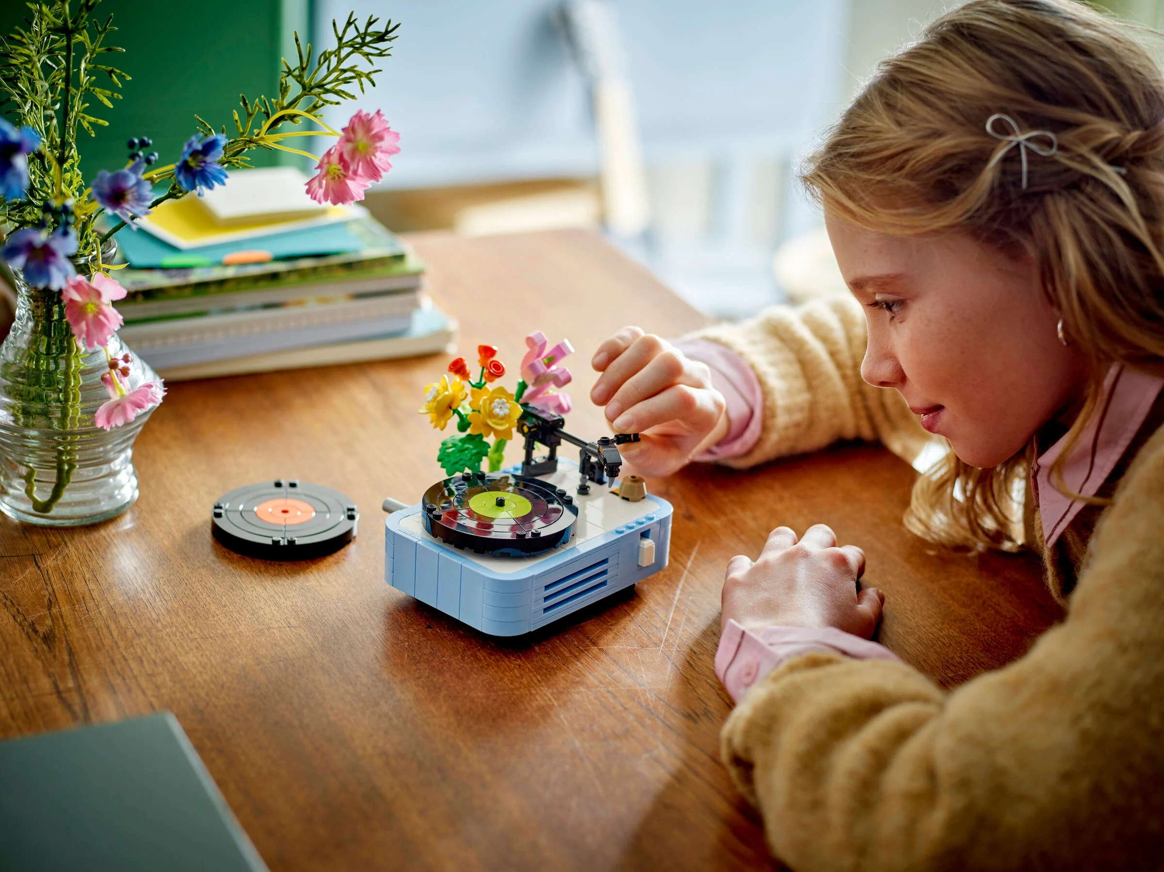 Record Player with Flowers - Image 6