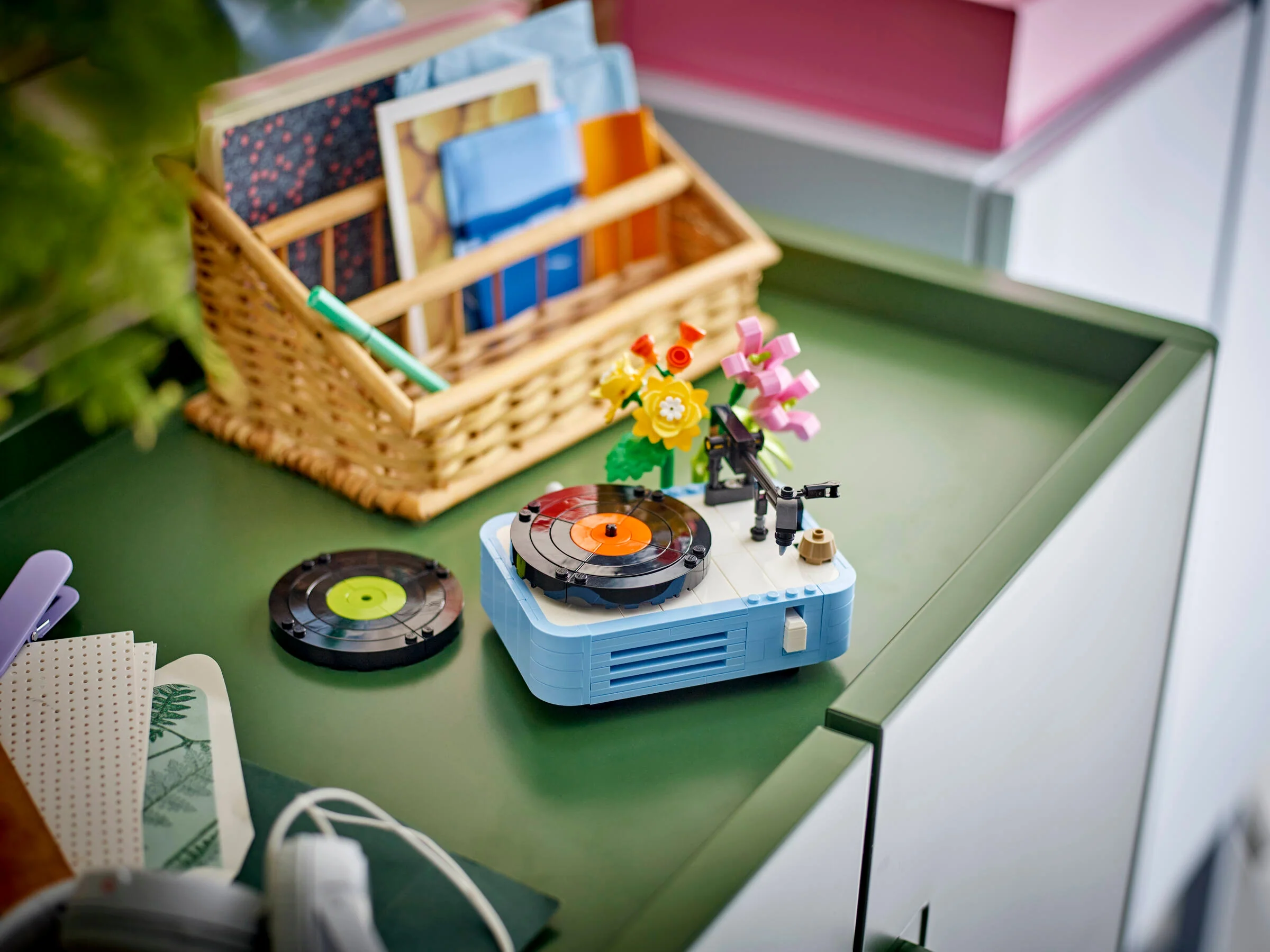 Record Player with Flowers - Image 7