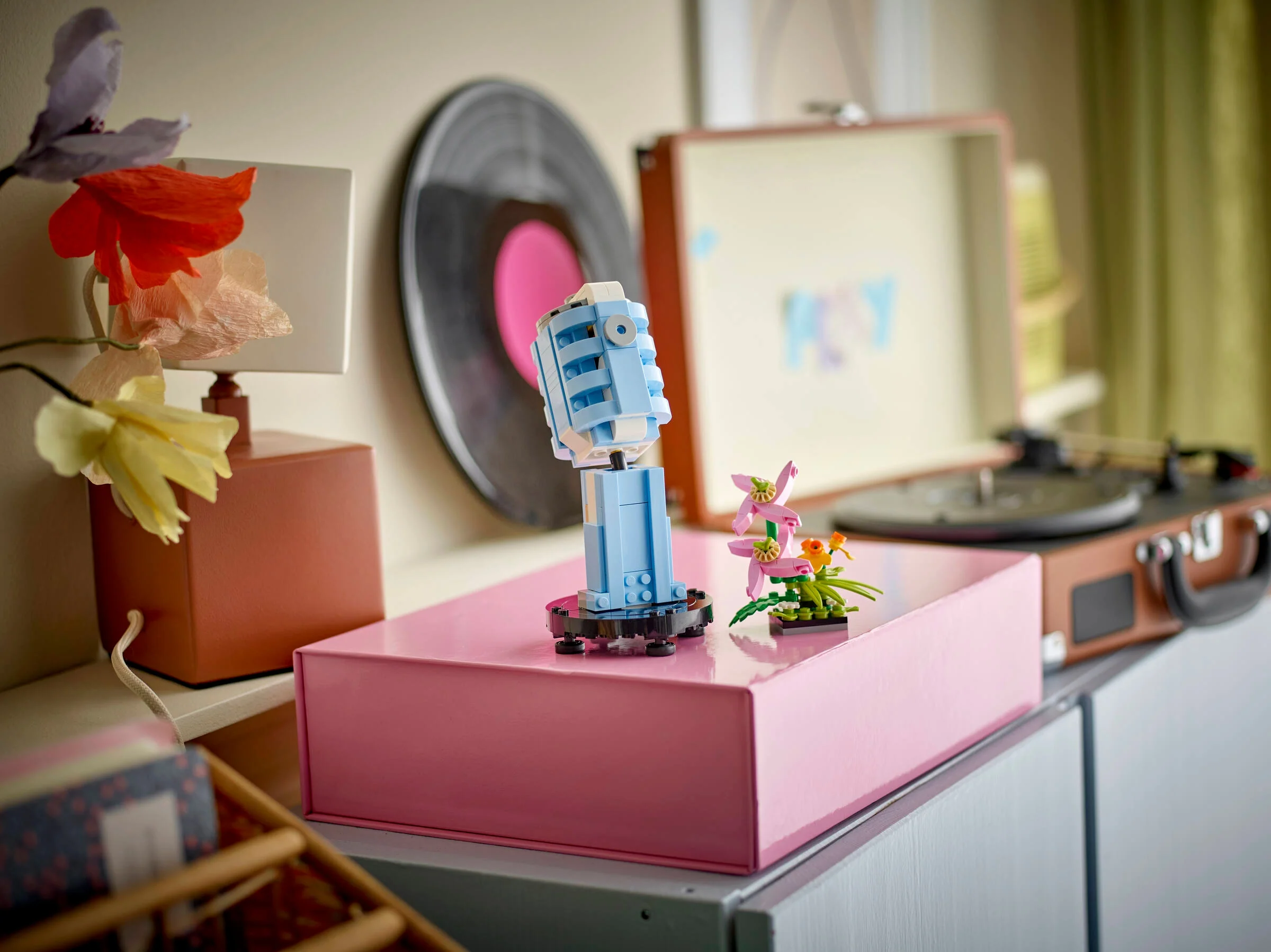 Record Player with Flowers - Image 8