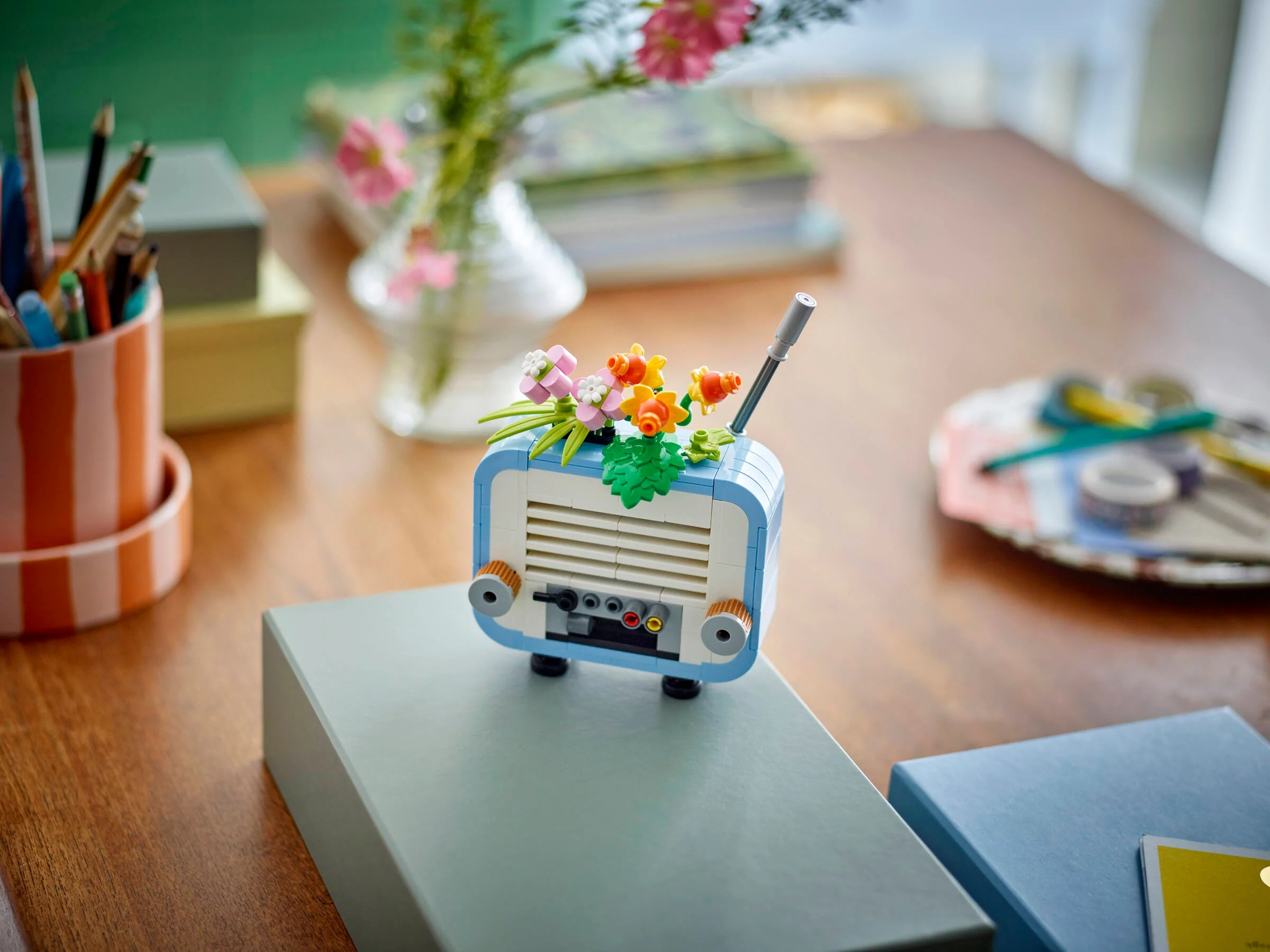 Record Player with Flowers - Image 9