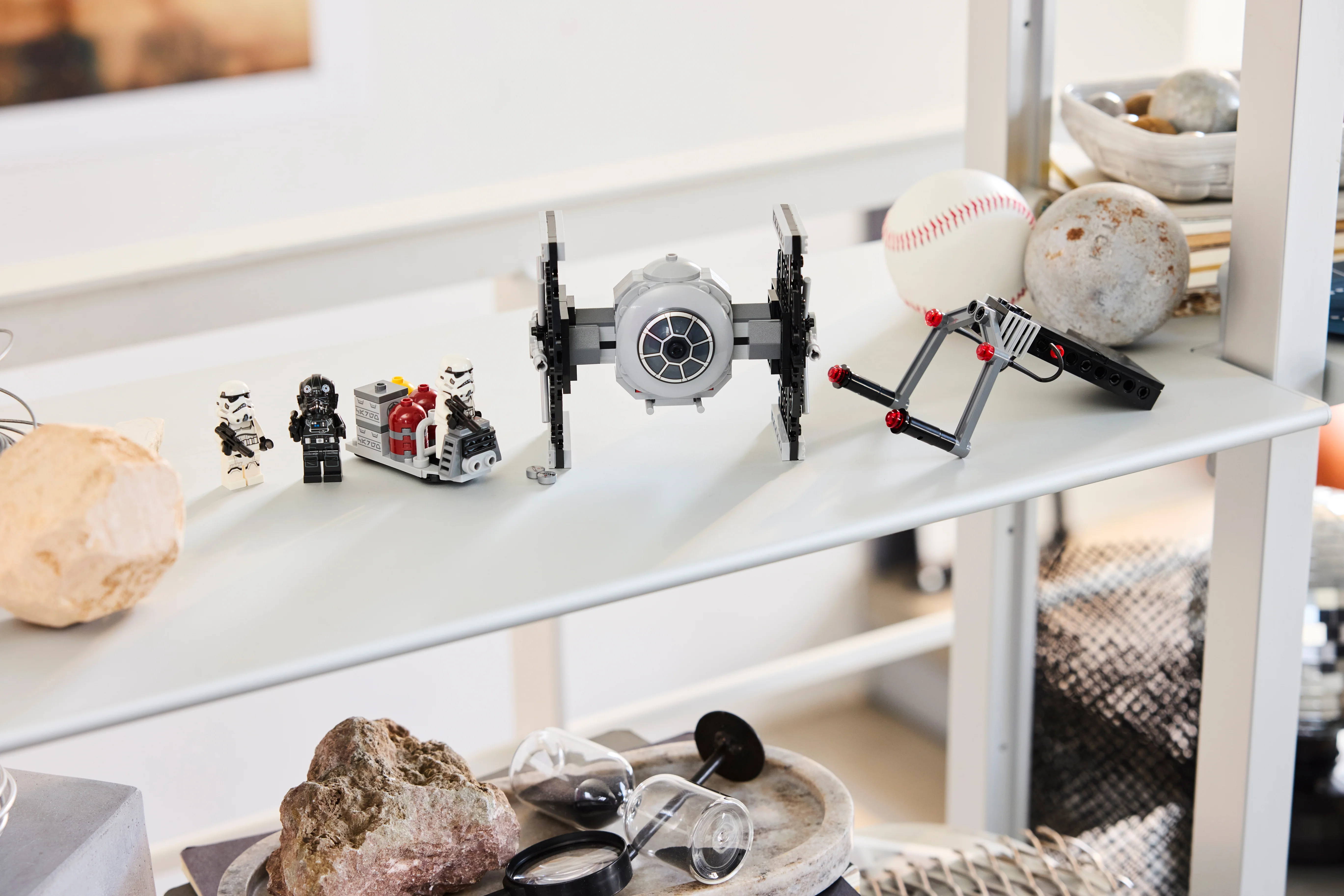 TIE Fighter™ with Imperial Hangar Rack - Image 4