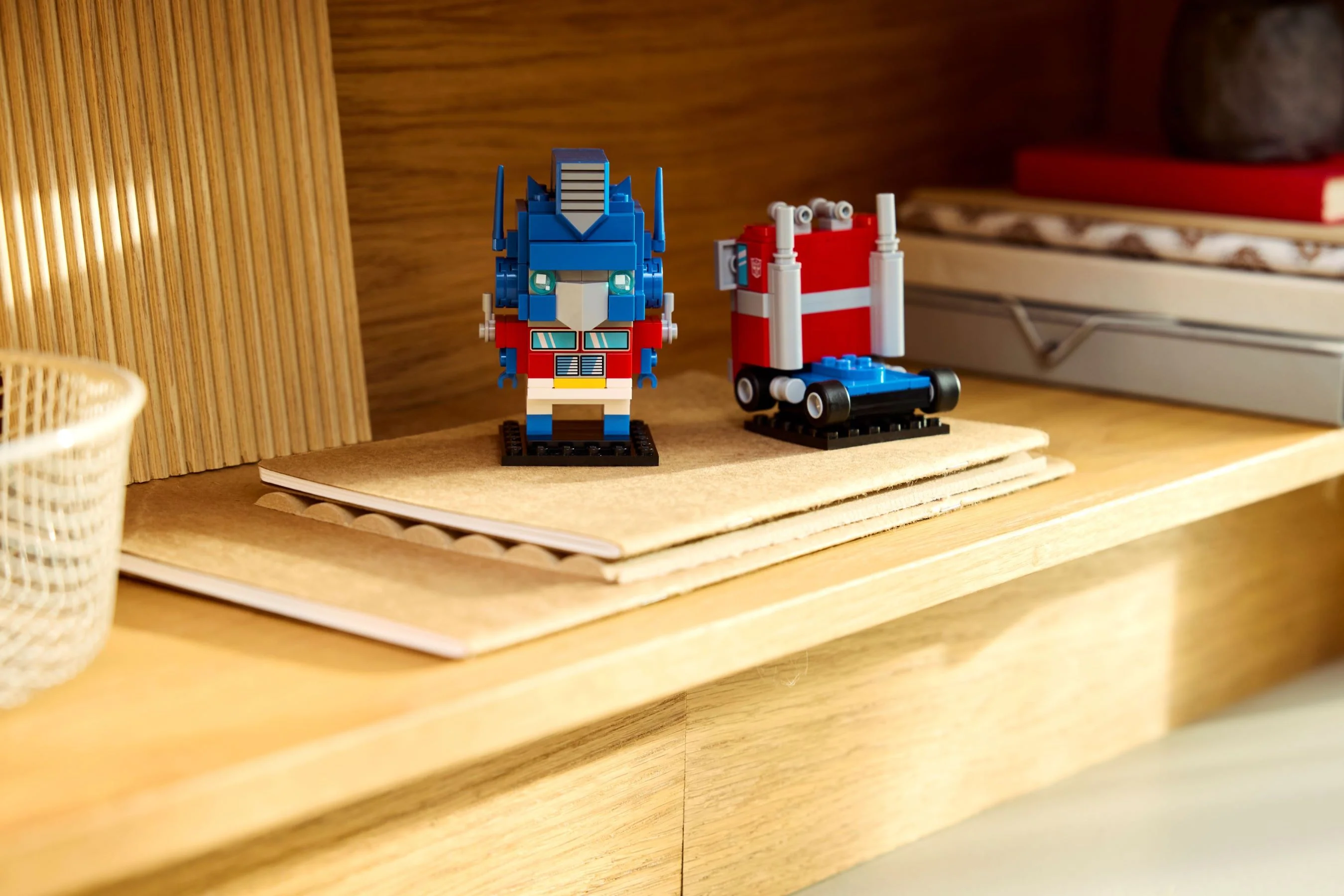 Optimus Prime Robot & Vehicle - Image 7