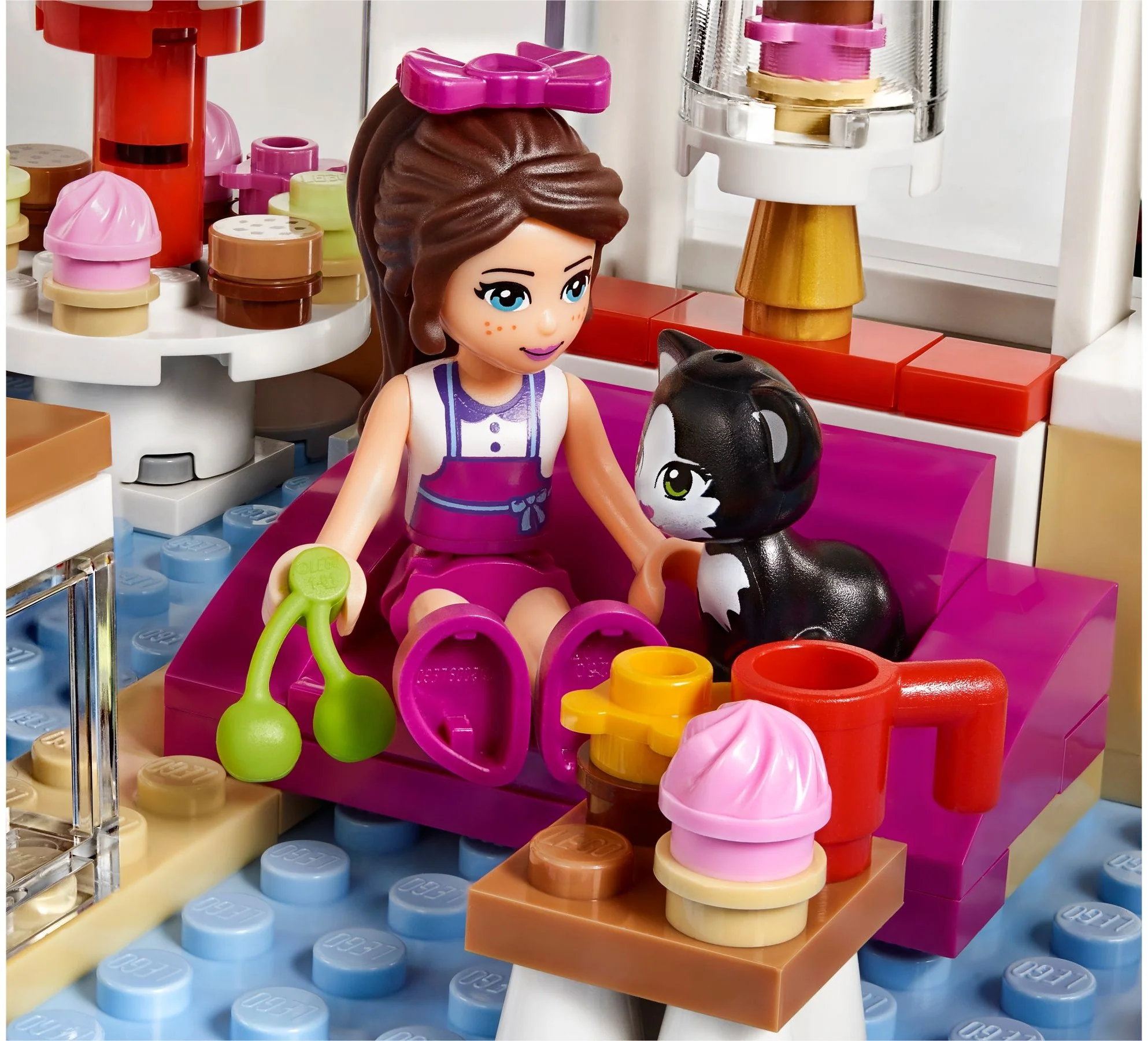 Heartlake Cupcake Cafe - Image 13