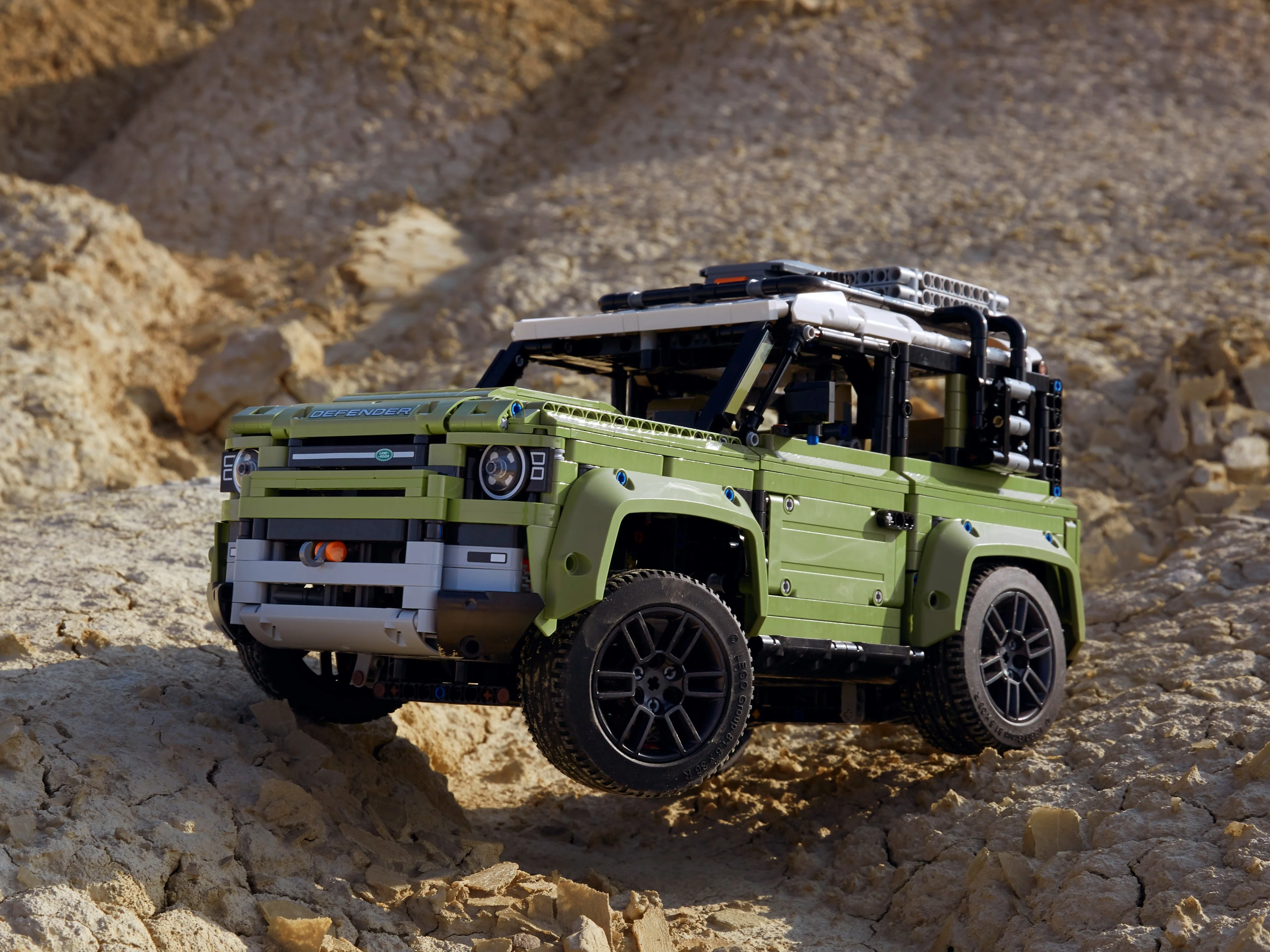 Land Rover Defender - Image 12