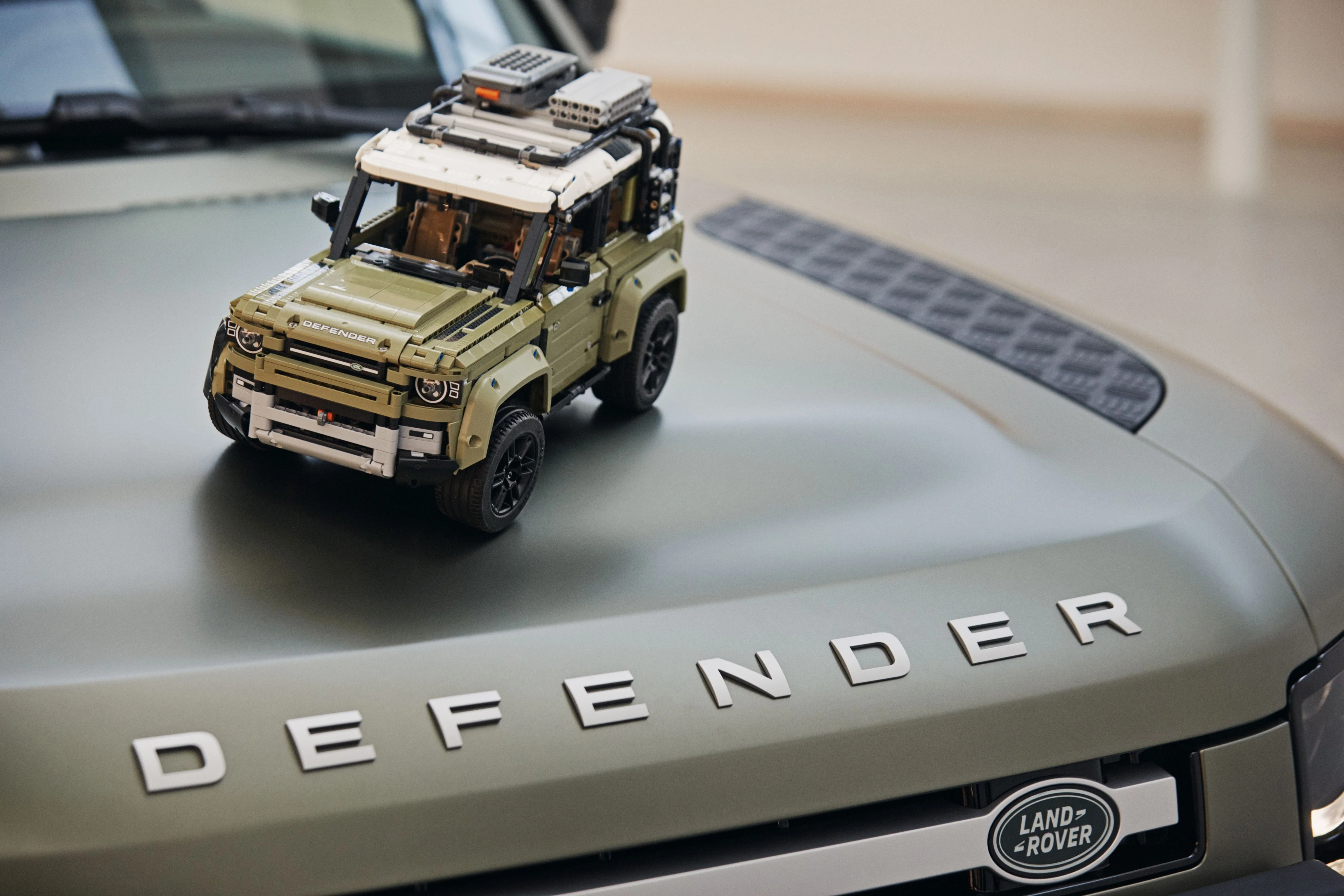 Land Rover Defender - Image 16