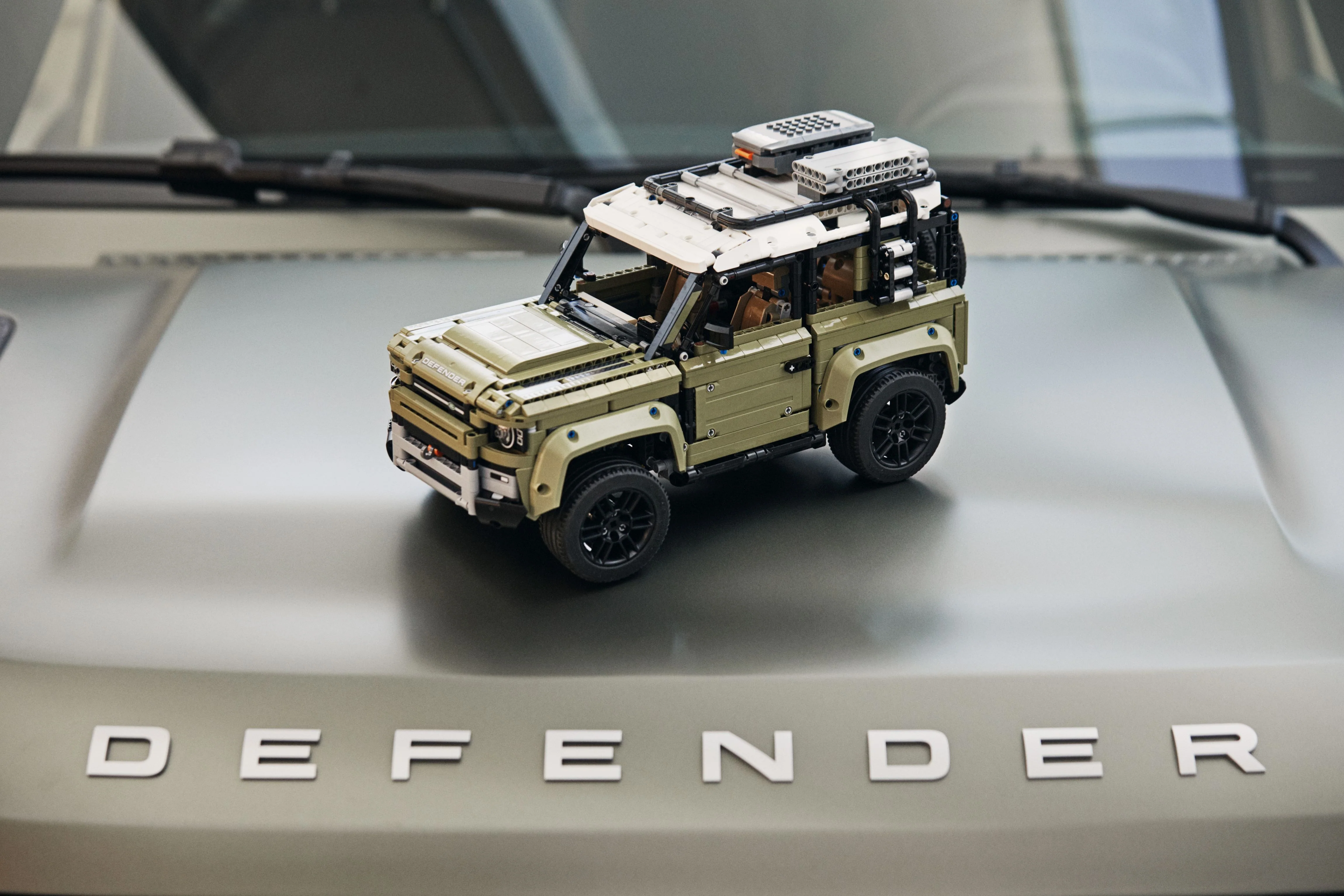 Land Rover Defender - Image 17
