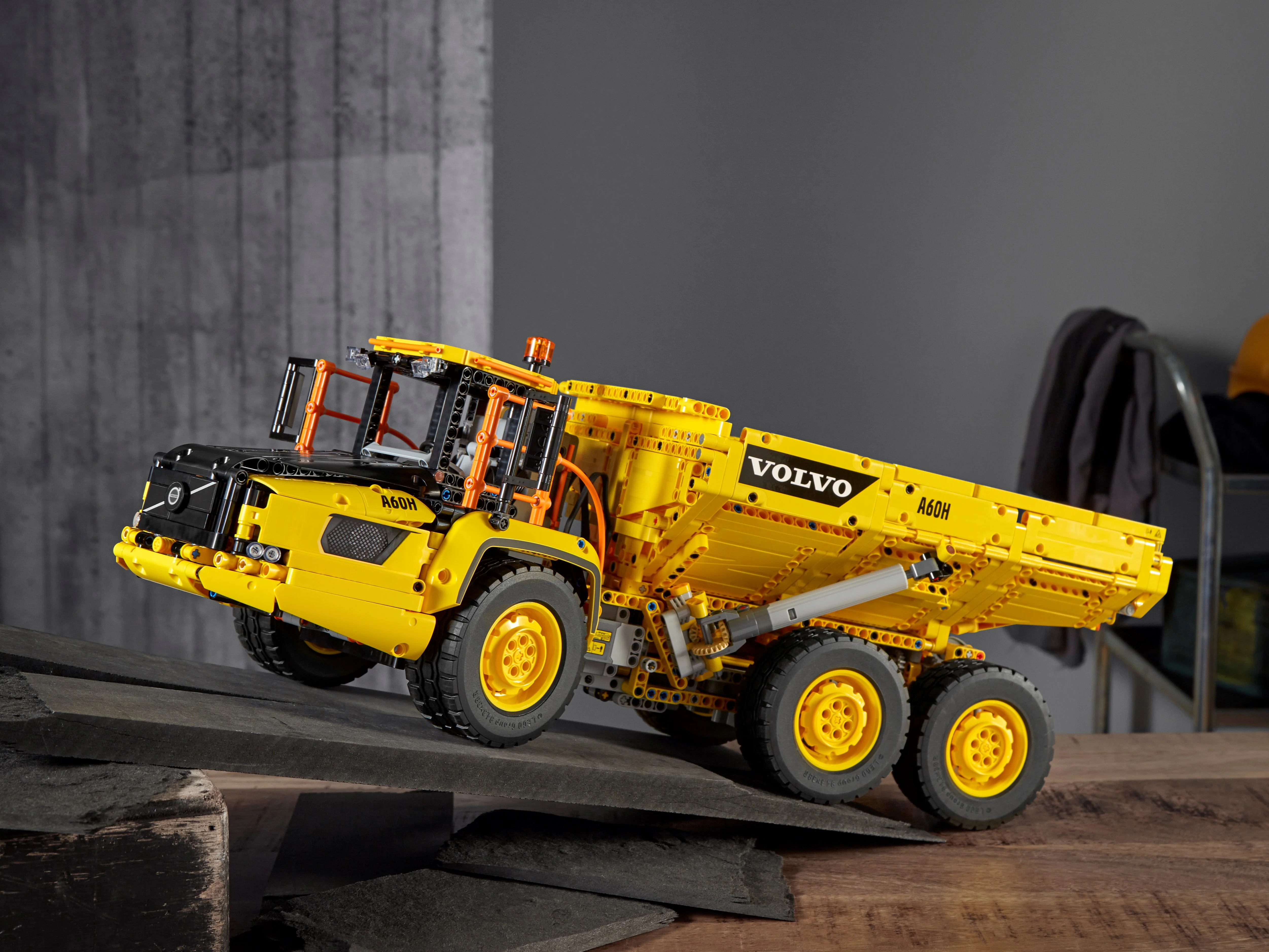 6x6 Volvo Articulated Hauler - Image 17