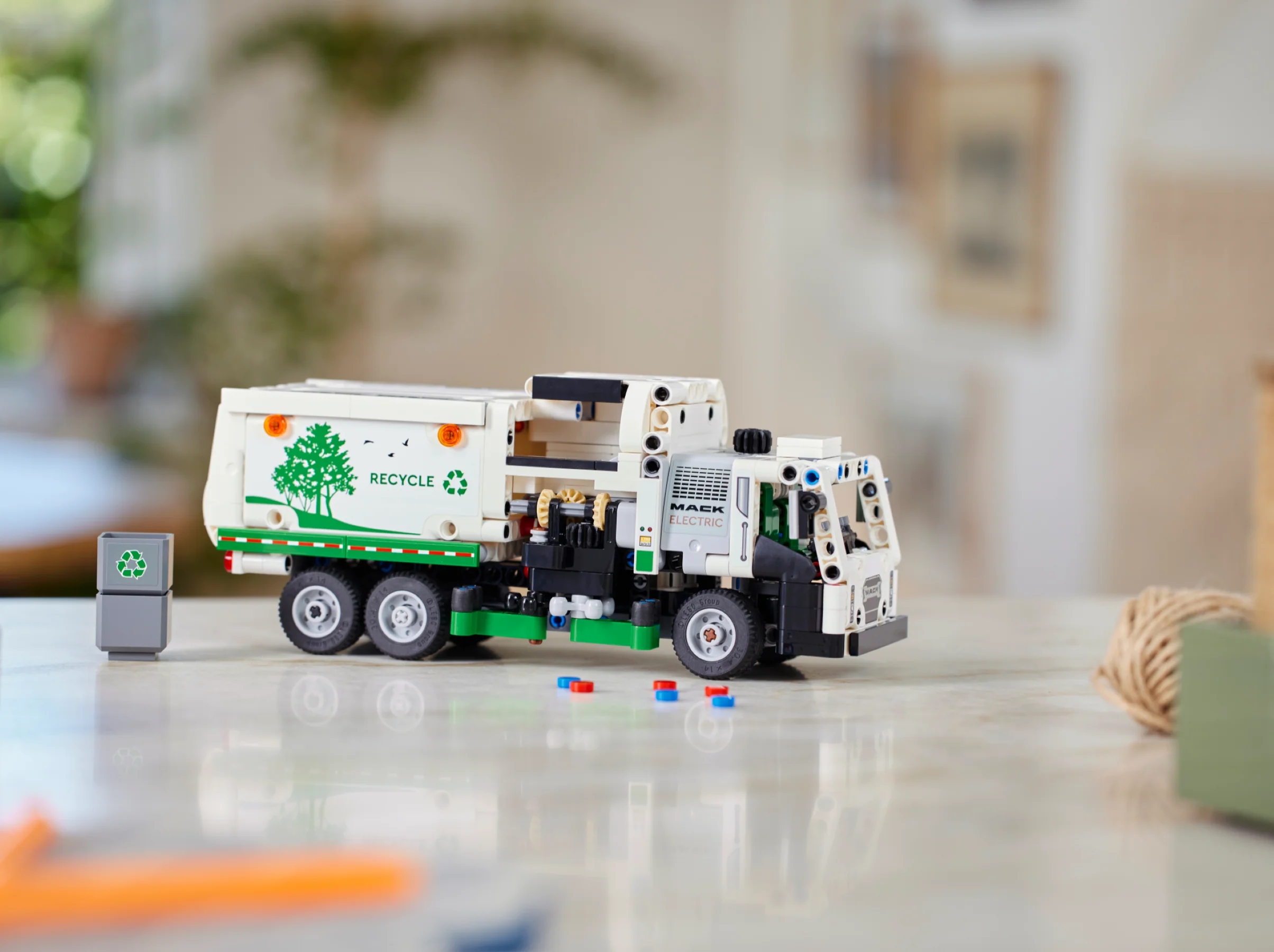 Mack LR Electric Garbage Truck - Image 10