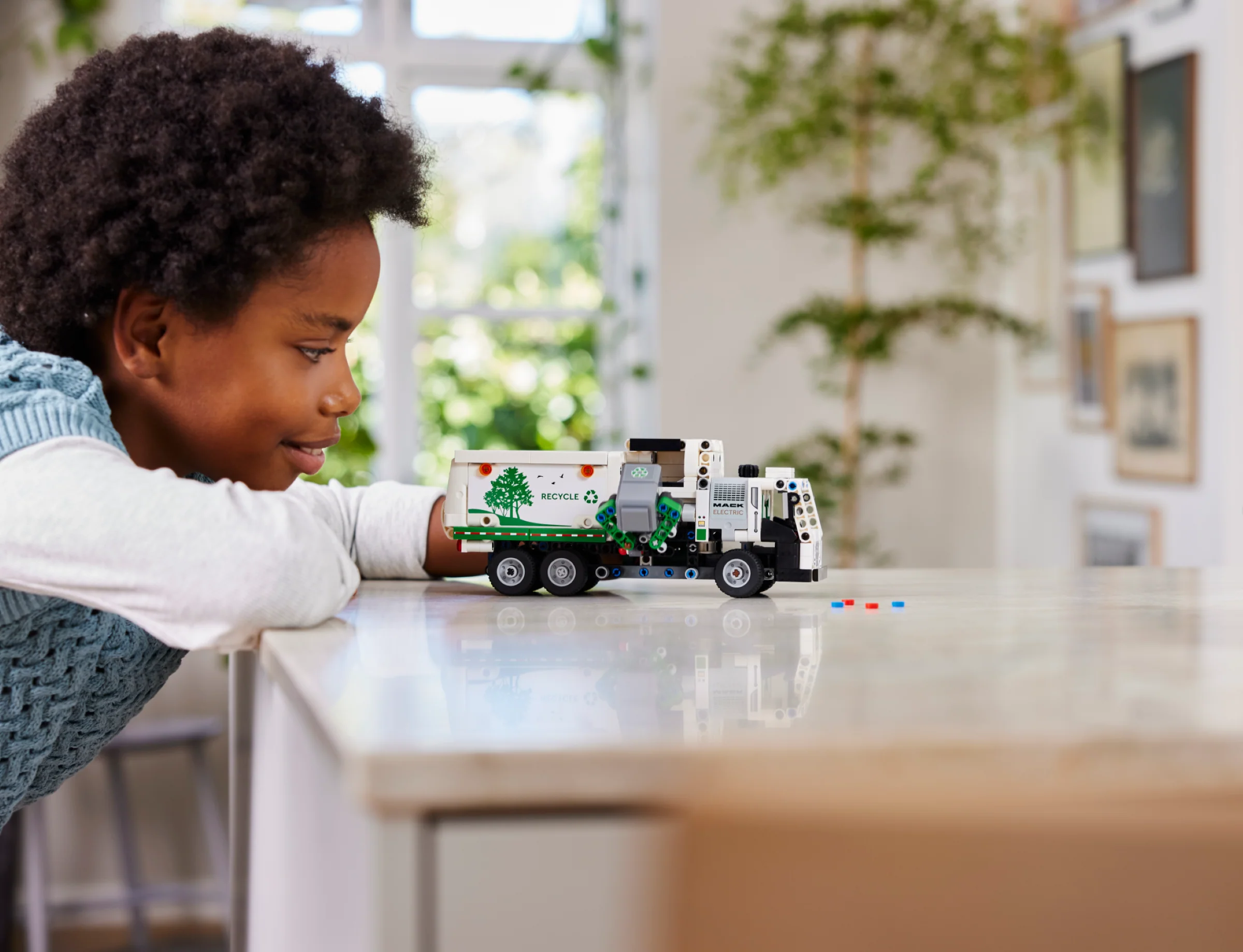 Mack LR Electric Garbage Truck - Image 9