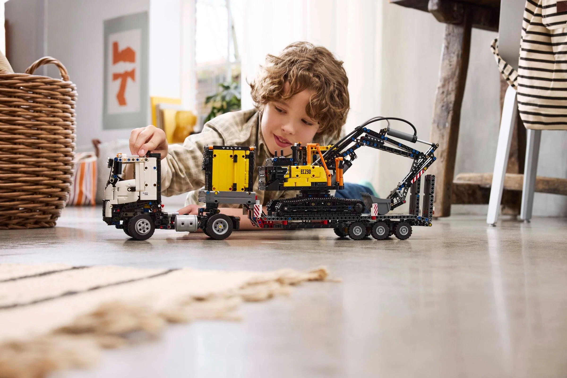 Volvo FMX Truck & EC230 Electric Excavator - Image 10