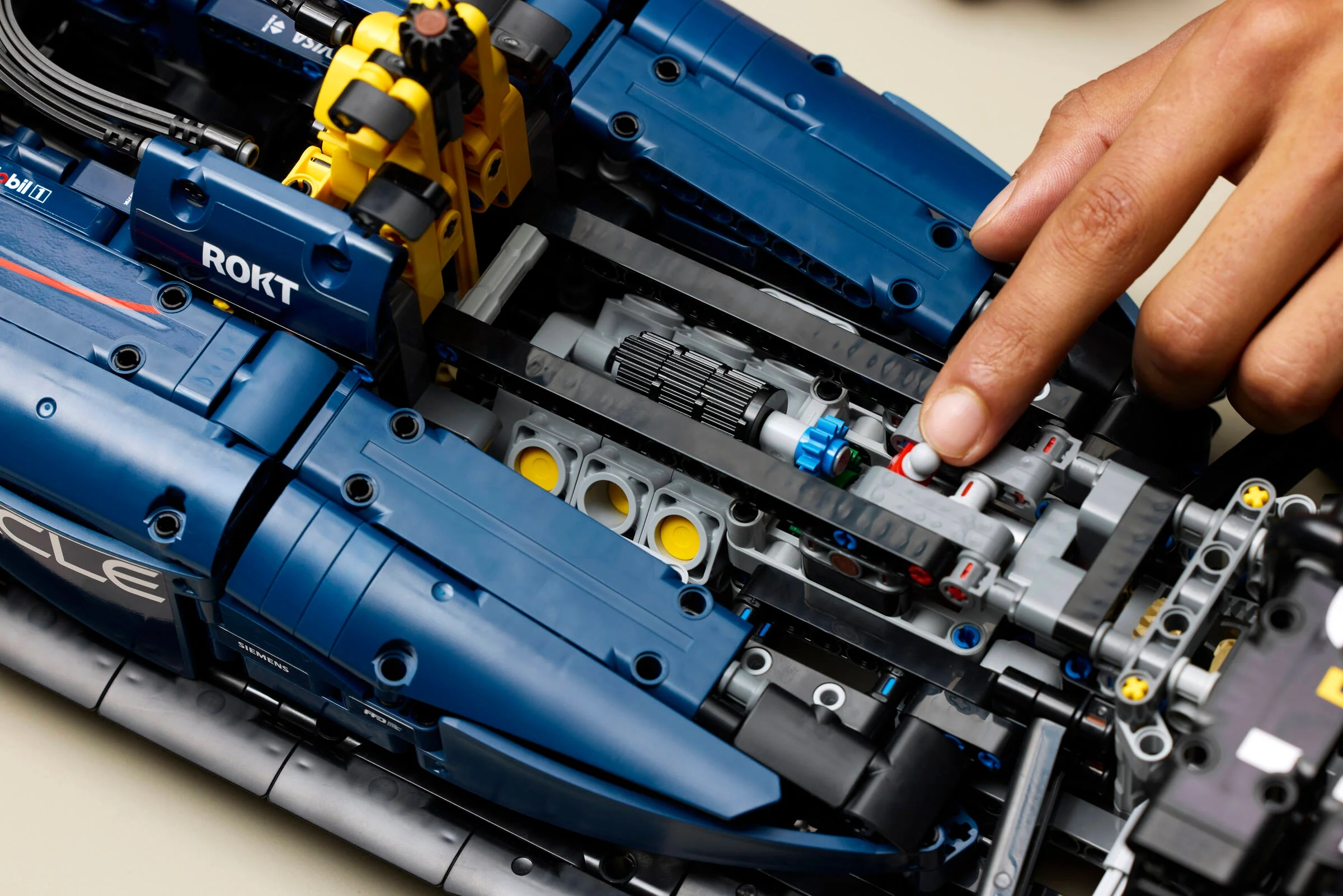 Oracle Red Bull Racing RB20 F1 Car - Image 10