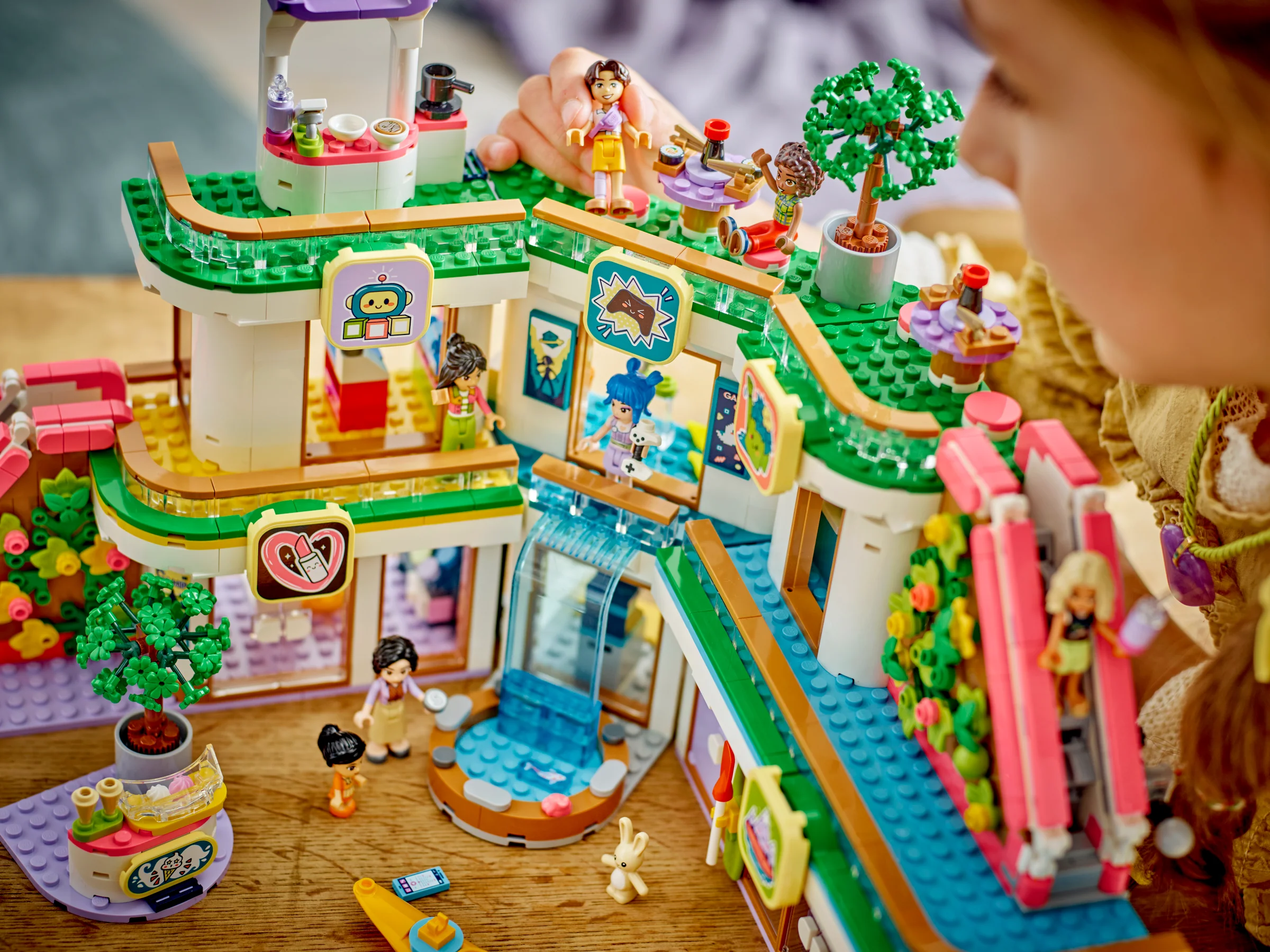 Heartlake City Shopping Mall - Image 11